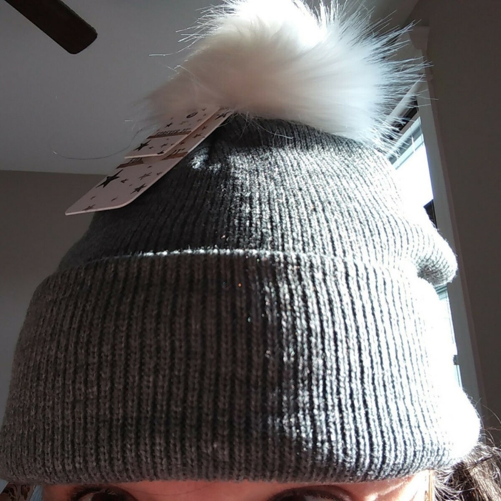 Forever 21 Gray Ribbed White Pom-Pom Beanie NWT - Picture 2 of 2